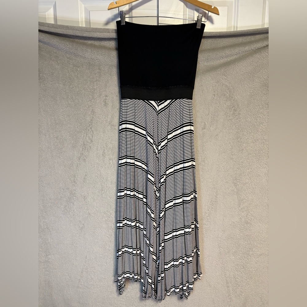 Laila Jayde (size M) black and white, strapless, cotton maxi dress